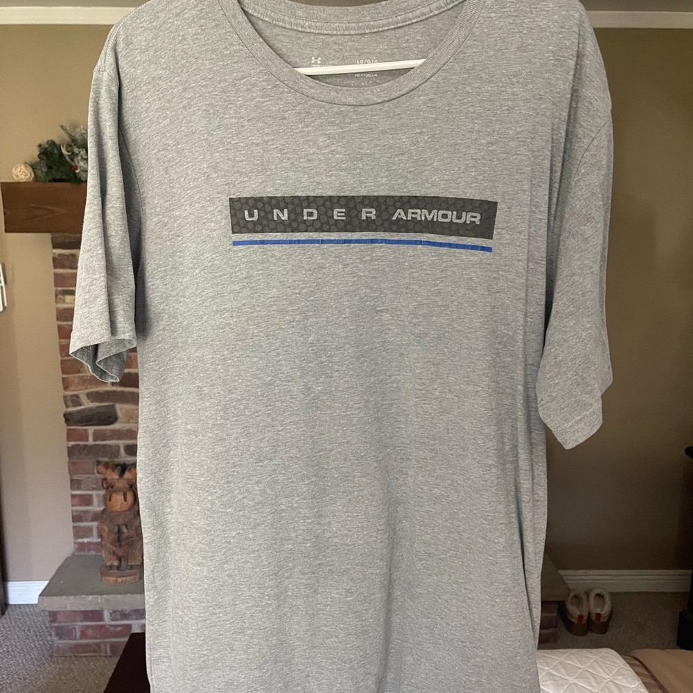 Large Loose fit Under Armour short sleeve shirt